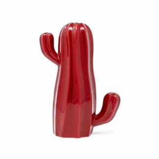 Un cactus en céramique rouge brillant, doté de deux branches, l’une levée et l’autre abaissée, se dressant sur un fond blanc uni.