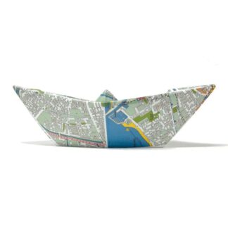 Un bateau en origami décoratif « Barchetta Maps Edition » – 30 cm, réalisé à partir d'un plan de ville représentant des rues animées, des bâtiments et un plan d'eau, le tout sur fond blanc uni.