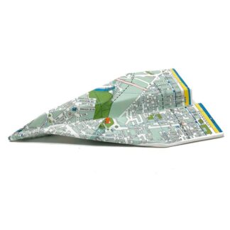 La décoration en origami « Avion » Aeroplanino, édition « Maps » – 20 cm, réalisée à partir d'un plan de ville plié représentant les rues et les monuments, se détache sur un fond blanc.