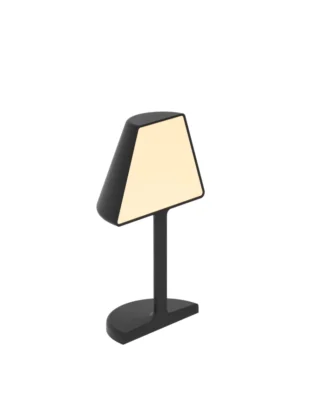 Une lampe de table rechargeable Sompex TWIN LED contemporaine, noire, de 21 cm, dotée d'un abat-jour géométrique trapézoïdal et d'un pied ovale, diffuse une douce lueur chaleureuse sur un fond blanc uni.
