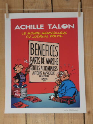Une lithographie signée de Roger Widenlocher, intitulée « #10 Achille Talon : Le Monde merveilleux » (40 × 50 cm), représente deux personnages de bande dessinée : l’un d’eux lit une grande affiche évoquant les bénéfices et les actionnaires, tandis que des bandes dessinées et des journaux sont éparpillés à leurs pieds sur un fond en bois.