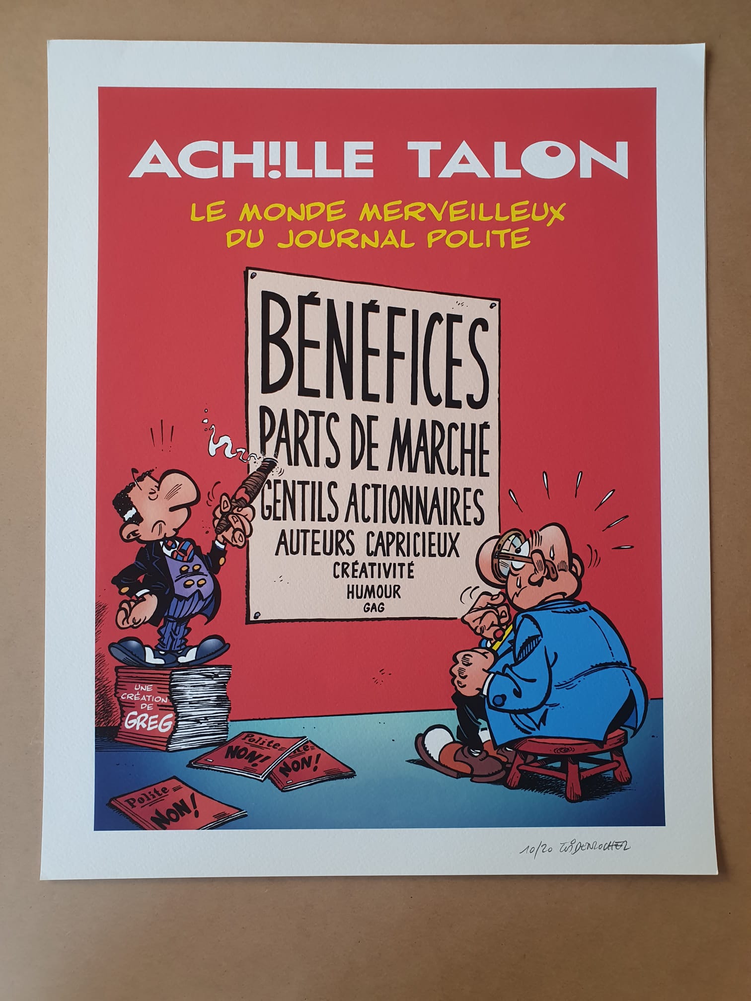 Illustration de style bande dessinée française réalisée par Roger Widenlocher, intitulée « Achille Talon : Le Monde merveilleux » (lithographie signée n° 10, 40 × 50 cm), représente des personnages examinant une grande affiche sur les bénéfices et les parts de marché, avec des piles de tracts de protestation éparpillés sur le fond rouge ; l’image s’accompagne d’un commentaire humoristique dans le texte.