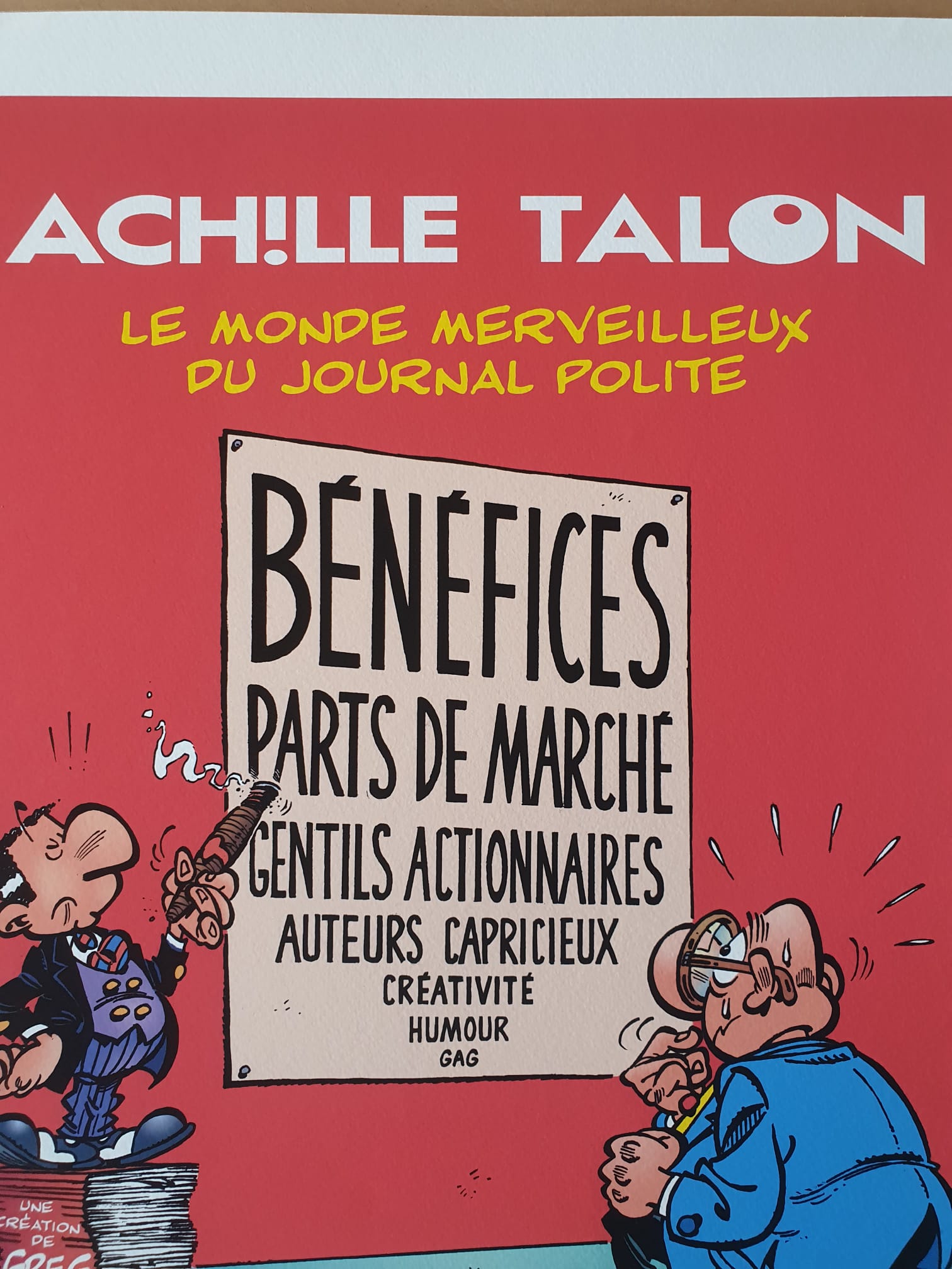Une lithographie signée de Roger Widenlocher (n° 10 « Achille Talon : Le Monde merveilleux » – 40 × 50 cm) représente, dans un style bande dessinée, deux personnages de bande dessinée debout à côté d’un grand panneau sur lequel figurent des termes commerciaux tels que « Bénéfices », « Parts de marché », entre autres, surmontée du titre « Achille Talon : Le Monde merveilleux ».