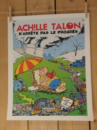 Une lithographie aux couleurs vives intitulée « Lithographie Moski – Achille Talon n’arrête pas le progrès – 40 × 50 cm » représente un personnage de bande dessinée se prélassant tranquillement dans une chaise longue sous un parasol, apparemment indifférent à la pollution qui l’entoure, avec en arrière-plan des usines et des déchets éparpillés. L’œuvre met en avant la phrase : « Achille Talon n’arrête pas le progrès. ».