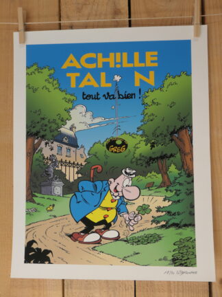 Lithographie de Roger Widenlocher – Achille Talon : « Tout va bien ! » (40 × 50 cm) représente, dans un style bande dessinée, Achille Talon se promenant dans un jardin, un trèfle à quatre feuilles à la main. Au-dessus de lui, on peut lire « Achille Talon, tout va bien ! », sur un fond où figurent un arbre, un manoir et une statue.
