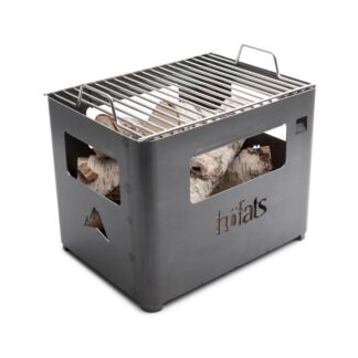 Barbecue « Brasero » höfats BEER BOX avec grille en inox, garni de bûches, doté de découpes rectangulaires sur les côtés et portant le nom « höfats » gravé à l’avant.