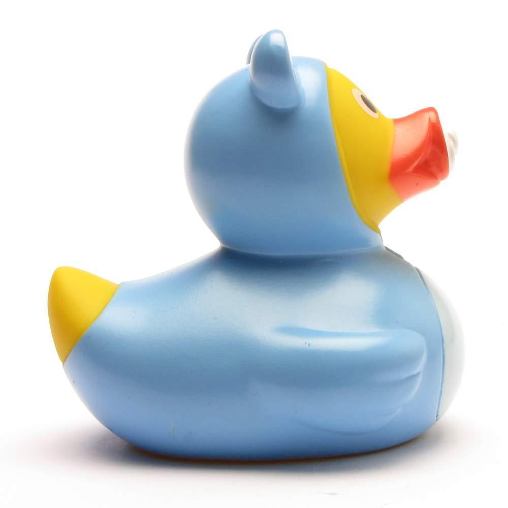 Un canard en caoutchouc « Canard de bain Baby Garçon », vêtu d'un costume d'ours bleu avec un bec et une queue jaunes, est représenté de profil, tourné vers la droite, sur un fond blanc.