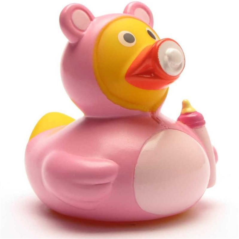 Un canard en caoutchouc vêtu d’un costume de bébé bleu, tenant un biberon et ayant une tétine à la bouche : le Canard de bain Baby Garçon.