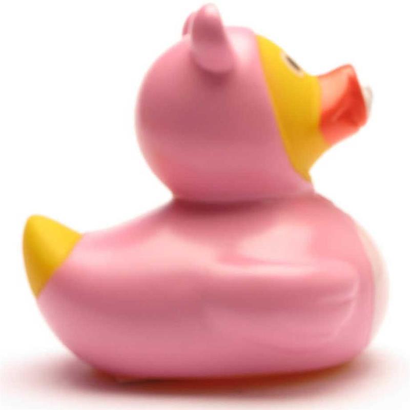 Vue de profil du « Canard de bain Baby Garçon », un canard en caoutchouc vêtu d'un costume de cochon rose, avec un bec et une queue jaunes, sur fond blanc.
