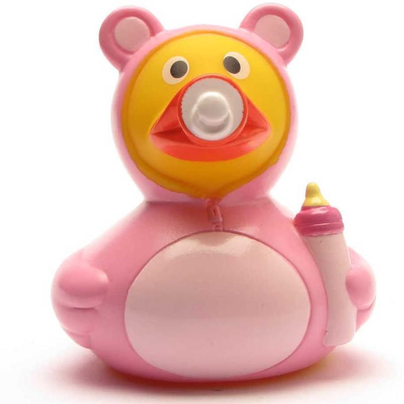 Un canard de bain « Baby Garçon » représentant un petit visage jaune en forme de canard, vêtu d'un costume d'ours rose, tenant un biberon et ayant une tétine dans la bouche.