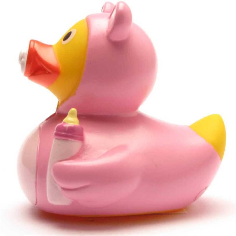 Un canard en caoutchouc jaune appelé « Canard de bain Baby Garçon », vêtu d'un body bleu pour bébé, tenant un biberon et ayant une tétine dans le bec.