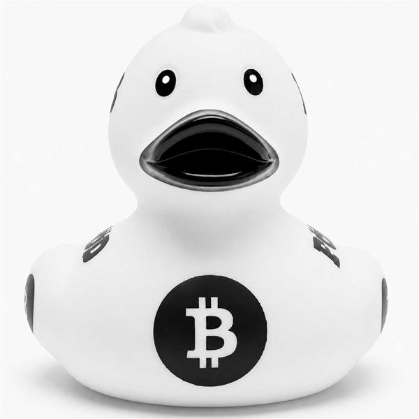 Un « Canard de bain Baby Garçon », un canard en caoutchouc blanc orné de symboles Bitcoin noirs sur le corps, est représenté de face sur un fond blanc uni.