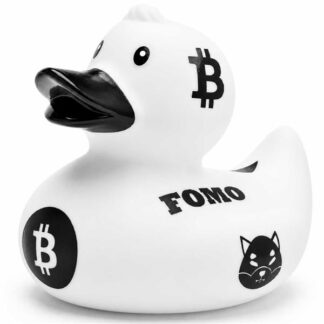 Un canard en caoutchouc blanc « Canard de bain Baby Garçon », orné de symboles Bitcoin noirs, du mot « FOMO » et d'un visage de loup stylisé sur le corps, avec un bec et des yeux noirs.