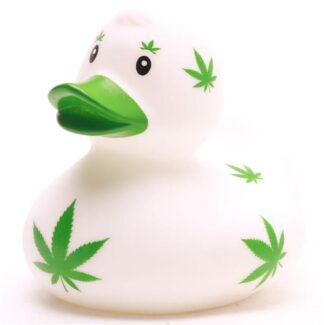 Un canard en caoutchouc blanc appelé « Canard de bain Baby Garçon », orné de taches vertes en forme de feuilles de cannabis sur le corps, la tête et les joues, et doté d'un bec vert.
