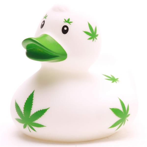 Un canard en caoutchouc blanc appelé « Canard de bain Baby Garçon », orné de taches vertes en forme de feuilles de cannabis sur le corps, la tête et les joues, et doté d'un bec vert.