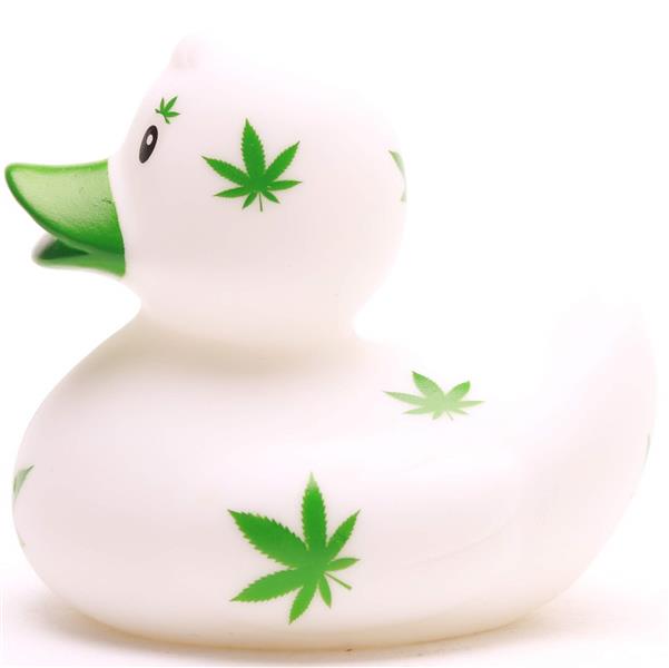 Le « Canard de bain Baby Garçon » est un canard en caoutchouc blanc orné de motifs représentant des feuilles de cannabis vertes et doté d'un bec vert, le tout sur un fond blanc uni.