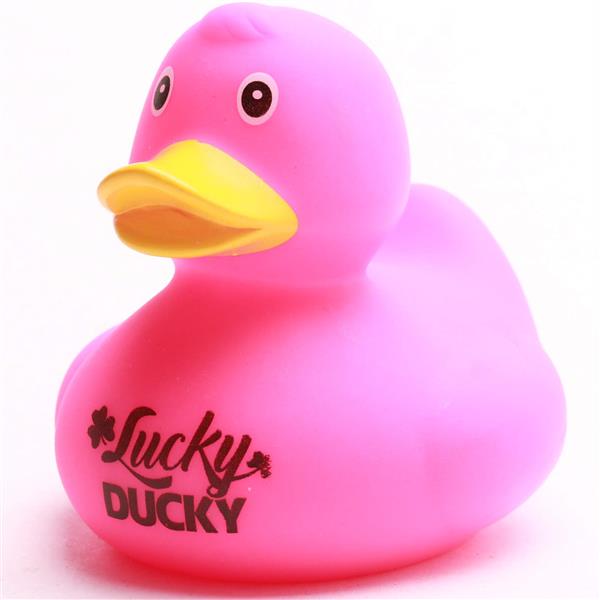 Un canard de bain « Baby Garçon » : un canard en caoutchouc rose doté d'un bec jaune et portant l'inscription « Lucky Ducky » en noir, ainsi qu'un petit symbole en forme de trèfle sur la poitrine.