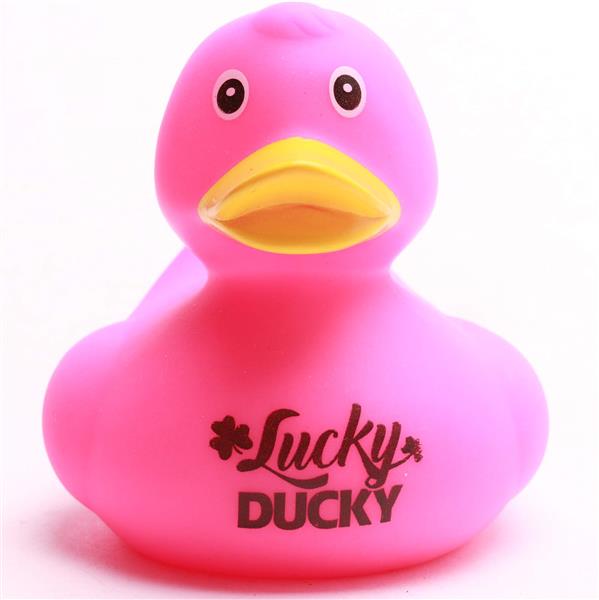Ce canard de bain « Baby Garçon » est un canard en caoutchouc rose sur lequel est imprimé en noir « Lucky Ducky » sur la poitrine. Il a un bec jaune, de grands yeux de dessin animé et est représenté sur un fond blanc.