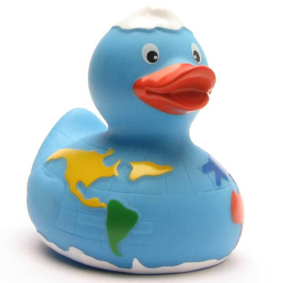 Le canard de bain « Baby Garçon » est un canard en caoutchouc bleu orné d'une carte du monde sur le corps, avec des continents jaunes, verts et bleus, ainsi qu'une tache blanche caractéristique sur la tête.