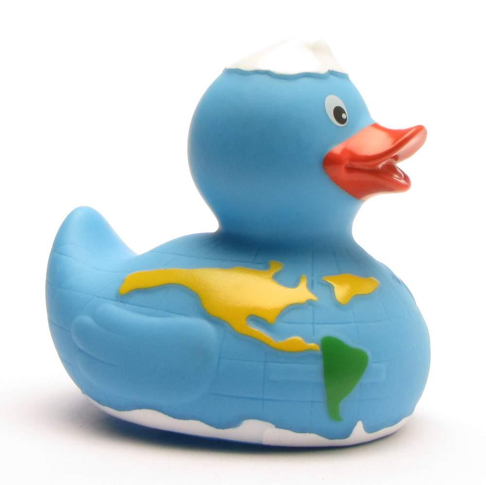 Un canard de bain « Baby Garçon » peint en bleu, avec une carte du monde — comprenant l'Amérique du Nord et l'Amérique du Sud — sur le corps, doté d'un bec orange et d'une tache blanche sur la tête.