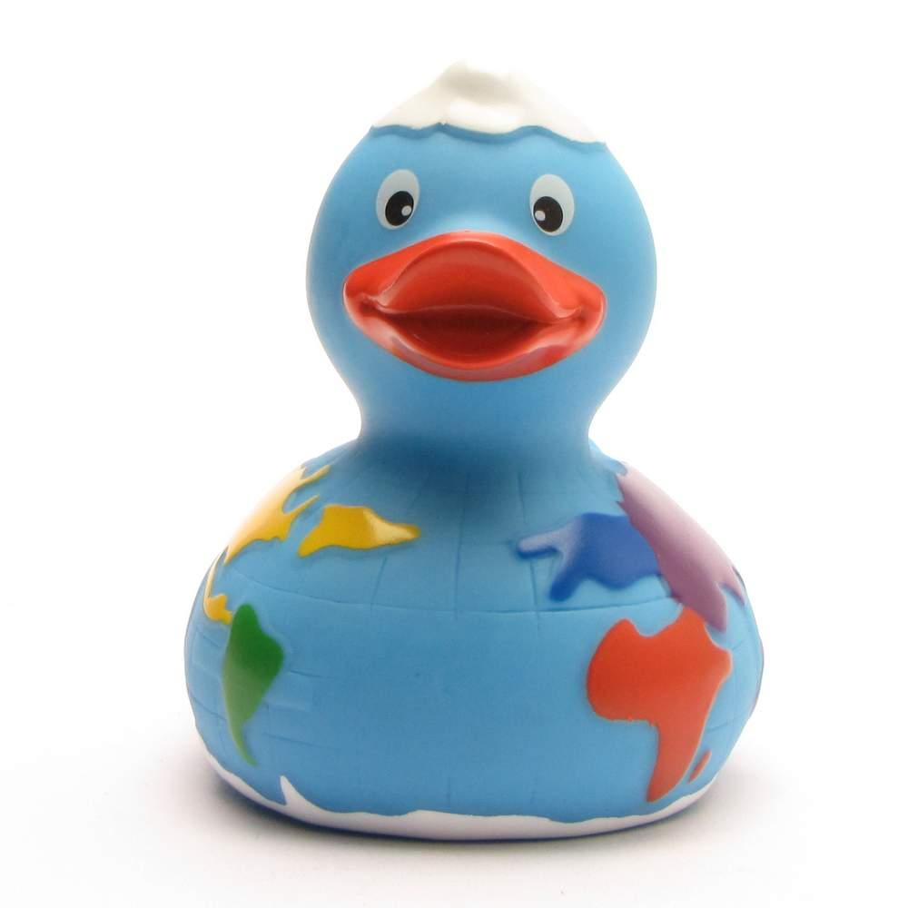 Un « Canard de bain Baby Garçon » bleu au bec rouge, orné de continents colorés sur le corps pour ressembler à un globe terrestre, représenté sur fond blanc.