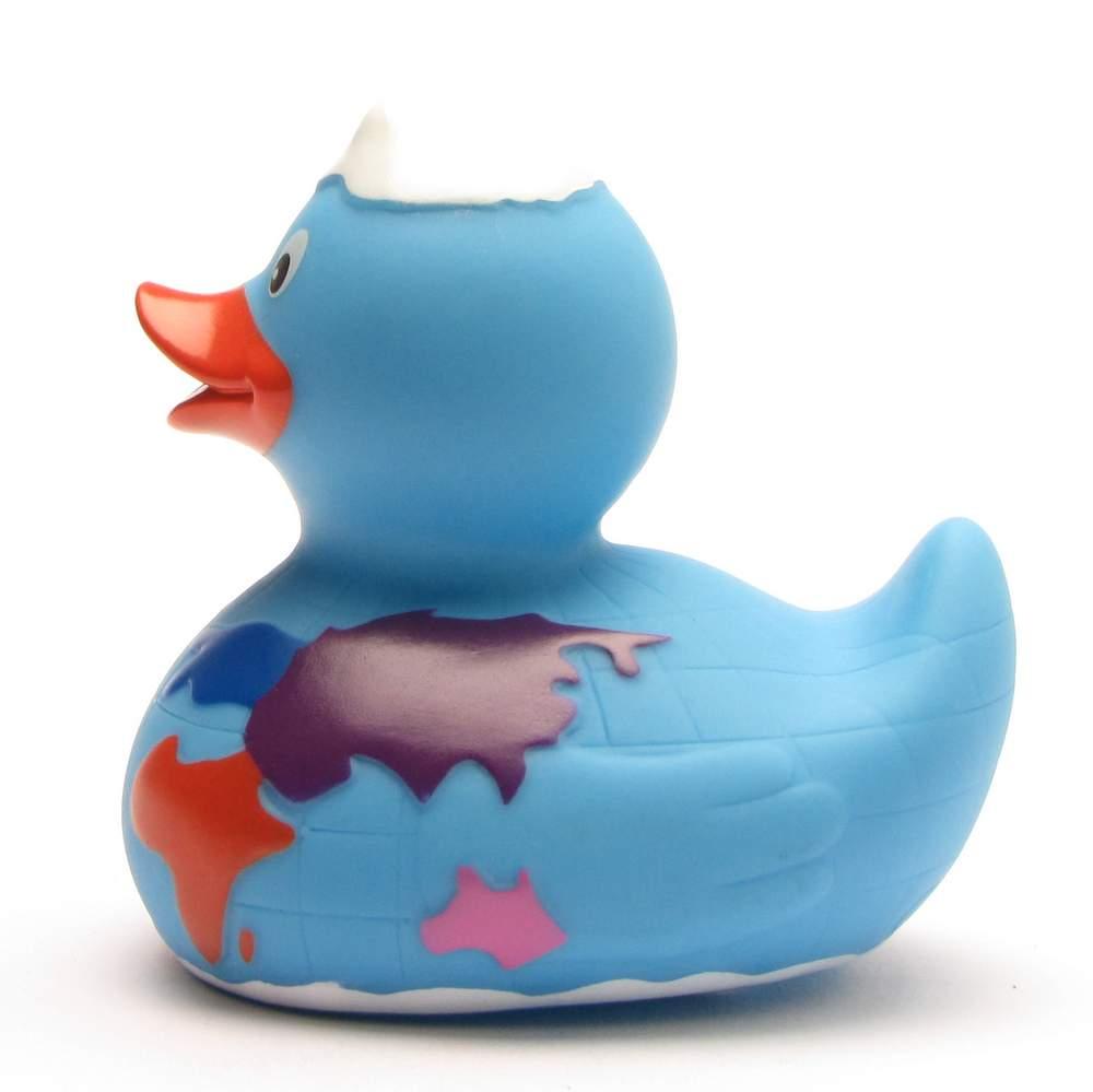 Un « Canard de bain Baby Garçon » — un canard en caoutchouc bleu orné d'une carte du monde représentant des continents colorés tels que l'Australie et l'Asie — photographié sur un fond blanc uni.