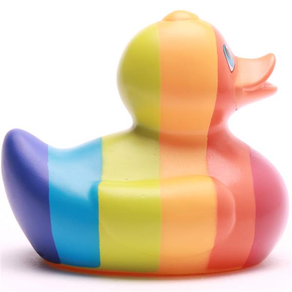 Le canard en caoutchouc « Canard de bain Baby Garçon » est orné de larges rayures verticales violettes, bleues, vertes, jaunes, orange et rouges. Le canard est tourné vers la droite et arbore une expression joyeuse.