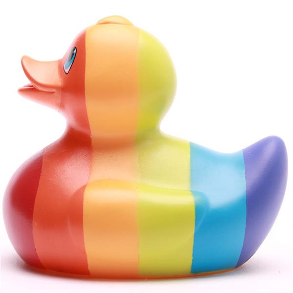 Un canard en caoutchouc orné de rayures verticales aux couleurs de l'arc-en-ciel est représenté sur un fond blanc, tourné vers la gauche.