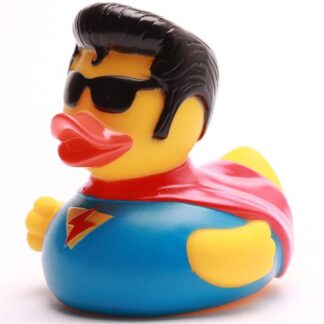 Un canard en caoutchouc déguisé en super-héros, portant des lunettes de soleil noires, une cape rouge et un costume bleu orné d'un éclair jaune sur la poitrine.