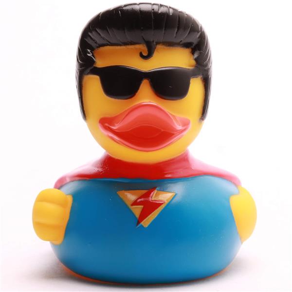 Un canard en caoutchouc déguisé en super-héros, vêtu d'un costume bleu orné d'un emblème en forme d'éclair, d'une cape rouge, de lunettes de soleil noires et aux cheveux lissés vers l'arrière.