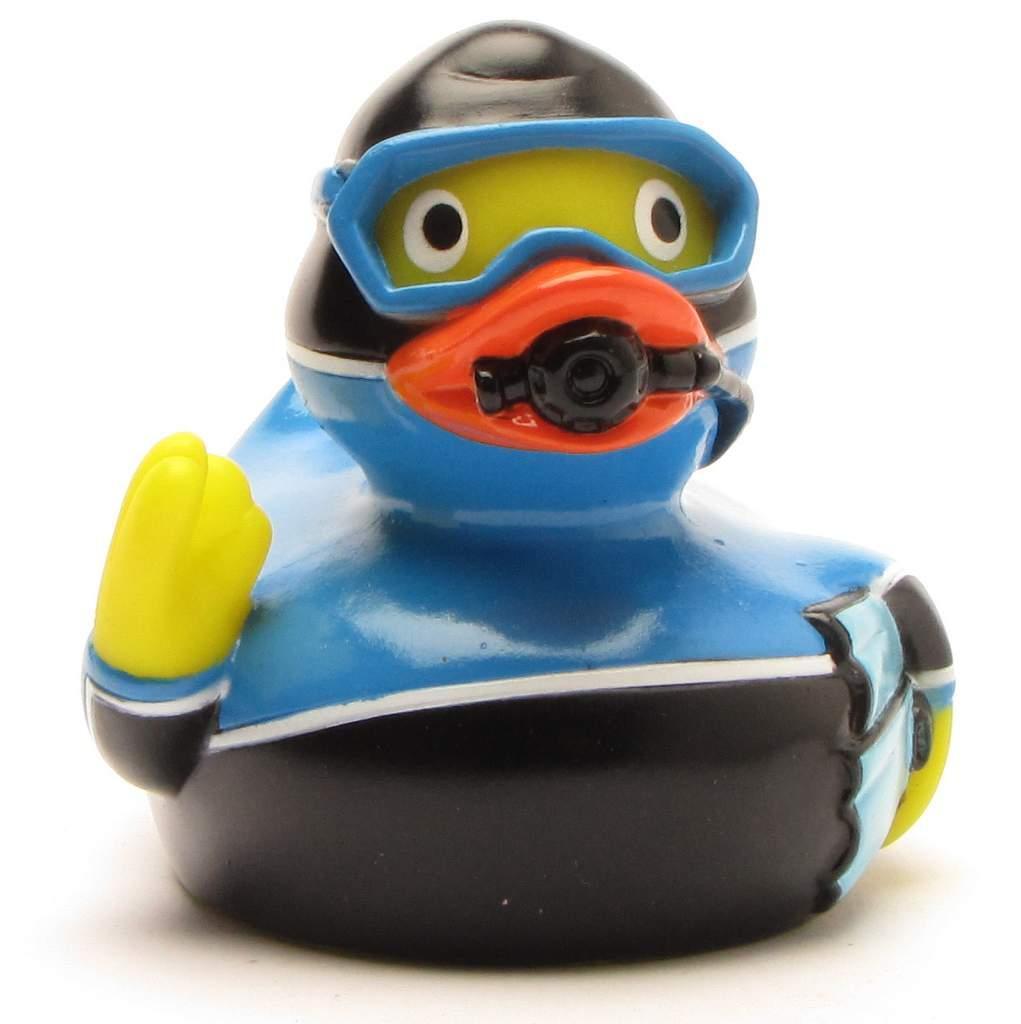 Un canard en caoutchouc jaune déguisé en plongeur, vêtu d'une combinaison de plongée bleue et noire, de lunettes de plongée bleues et d'un appareil respiratoire orange.