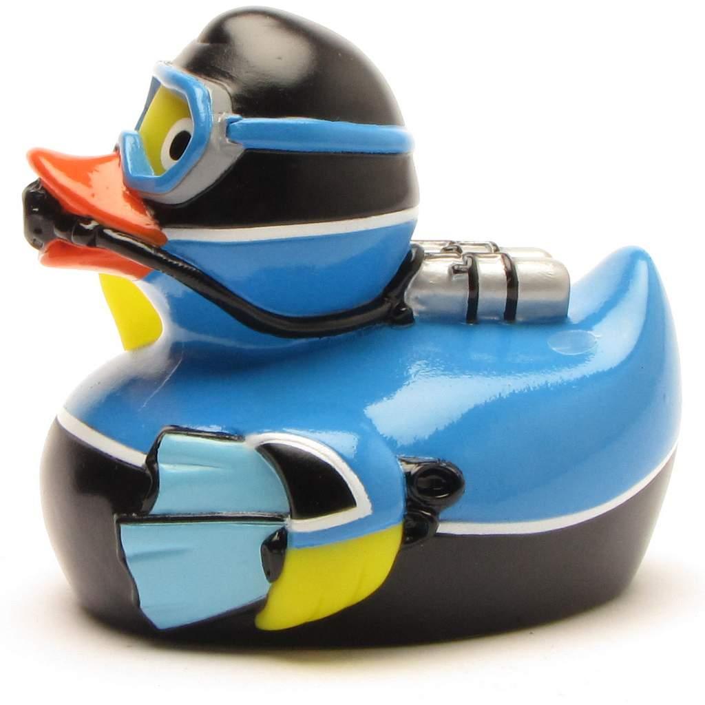 Un canard en caoutchouc déguisé en plongeur, vêtu d'une combinaison de plongée bleue, de lunettes de plongée et muni d'une bouteille d'oxygène, avec des palmes dessinées sur ses ailes.
