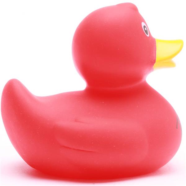 Un canard en caoutchouc rouge au bec jaune est représenté de profil, tourné vers la droite, sur un fond blanc.