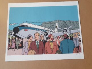 Une illustration pleine de vie tirée de la lithographie « Lithographie André Juillard – Blake et Mortimer : Avion – 40 × 50 cm » représente des personnes en costume et en tenue traditionnelle marchant sur le tarmac d'un aéroport à côté d'un avion à hélice d'époque, avec en arrière-plan des montagnes et un ciel bleu limpide.