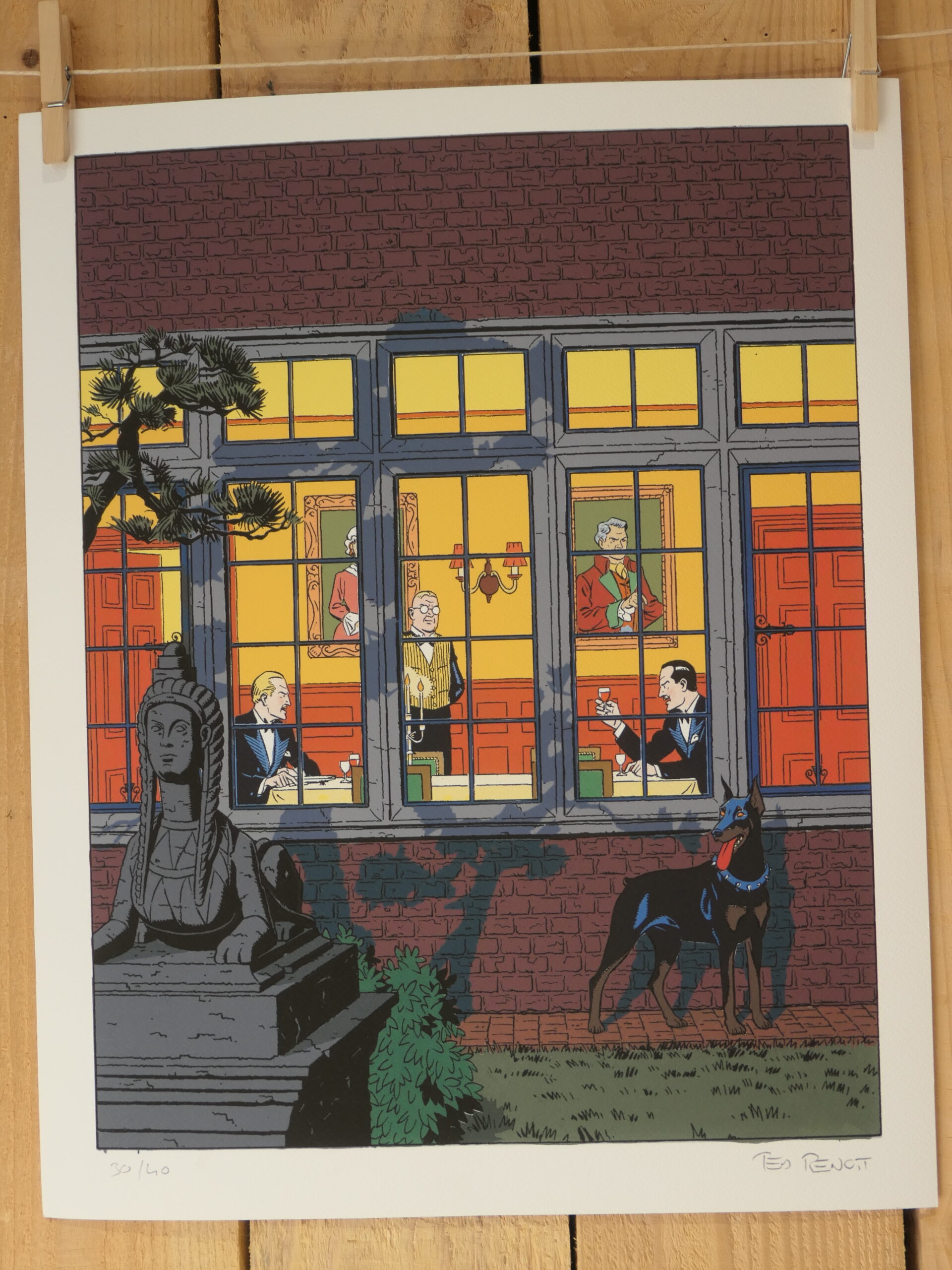 Une lithographie illustrée aux couleurs vives intitulée « Ted Benoit – Blake et Mortimer : Dîner » (40 × 50 cm) représente un chien et une statue devant un immeuble, la nuit, dont les grandes fenêtres laissent entrevoir plusieurs personnes en train de discuter et de dîner dans une pièce baignée de lumière.