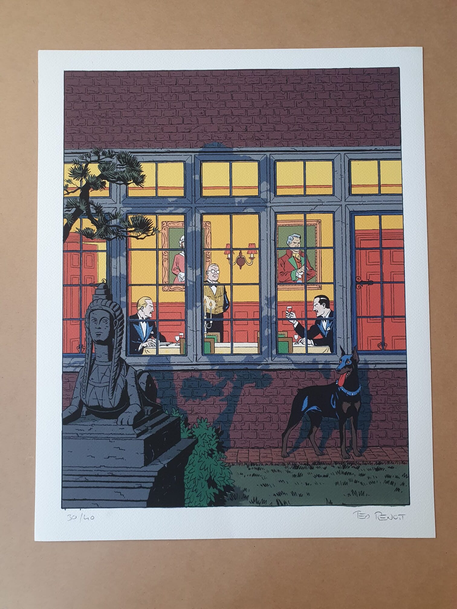 Illustration tirée de « Lithographie Ted Benoit – Blake et Mortimer : Dîner – 40 × 50 cm » représentant six personnes vues à travers les grandes fenêtres éclairées d’un immeuble en briques, le soir venu, avec à l’extérieur une statue de sphinx en pierre et un chien noir.
