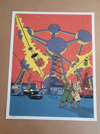 Deux personnages vêtus de trench-coats, qui rappellent Blake et Mortimer, courent la tête en bas sur une structure métallique au-dessus d’un paysage rouge flamboyant, avec des voitures et des immeubles en arrière-plan et un ciel bleu au-dessus d’eux, comme le montre la lithographie « Lithographie André Juillard – Blake et Mortimer : Explosion – 40 × 50 cm ».