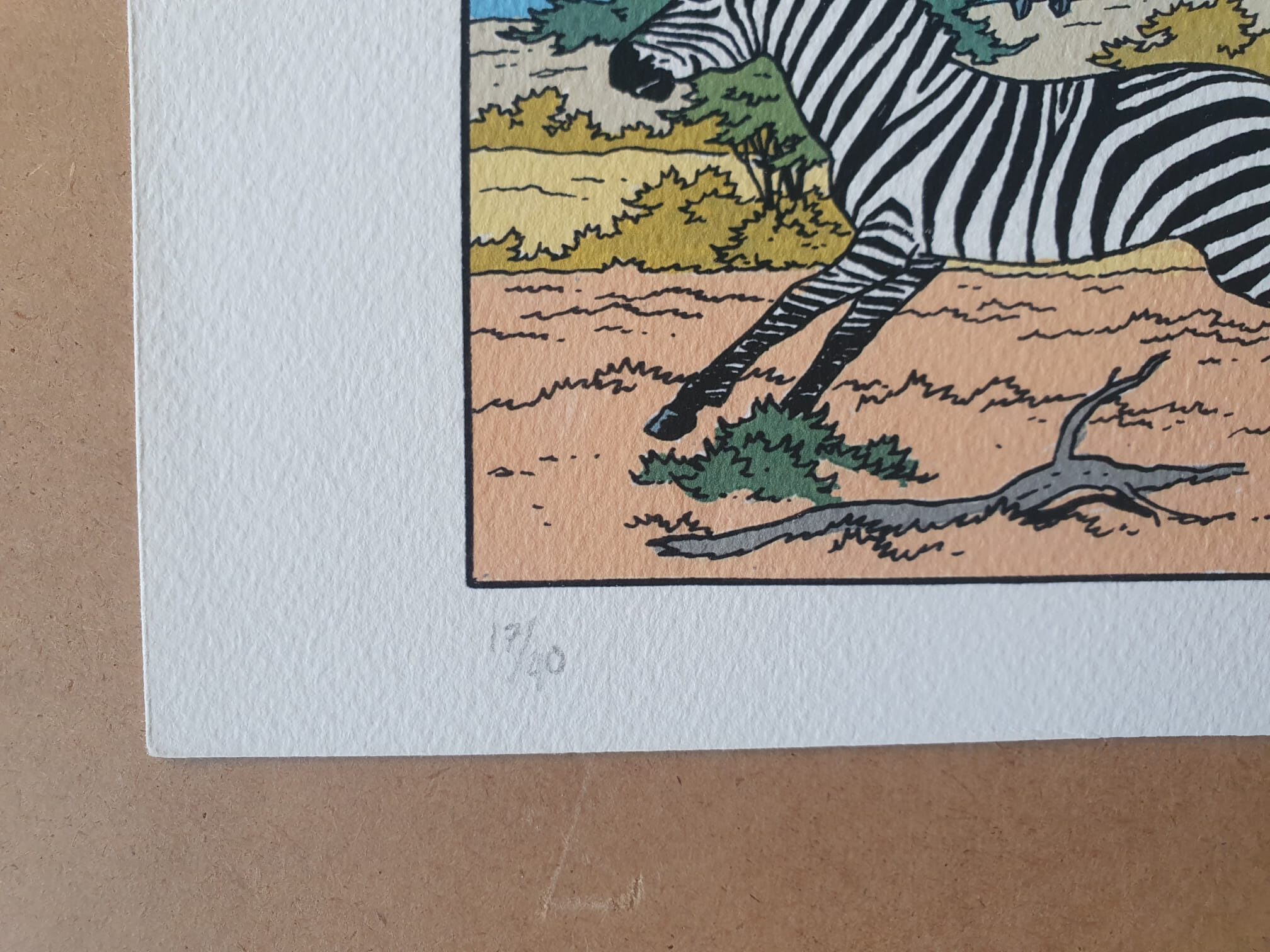 Gros plan sur une estampe issue de la série « Lithographie André Juillard – Blake et Mortimer : Planche – 40 × 50 cm », représentant une partie d’une illustration de zèbre, avec la mention « 17/20 » écrite au crayon dans le coin inférieur gauche d’un papier blanc texturé.