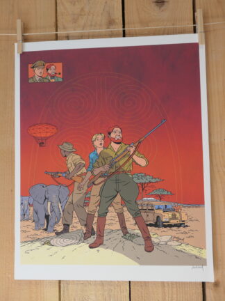 Trois personnes en tenue de safari, accompagnées d’éléphants et d’une jeep sous un ciel rouge, se tiennent dans un paysage africain sur la « Lithographie André Juillard – Blake et Mortimer : Savane – 40 × 50 cm ». Un petit encart en haut de l’image montre deux visages, avec des arbres et un parachute visibles à l’arrière-plan.