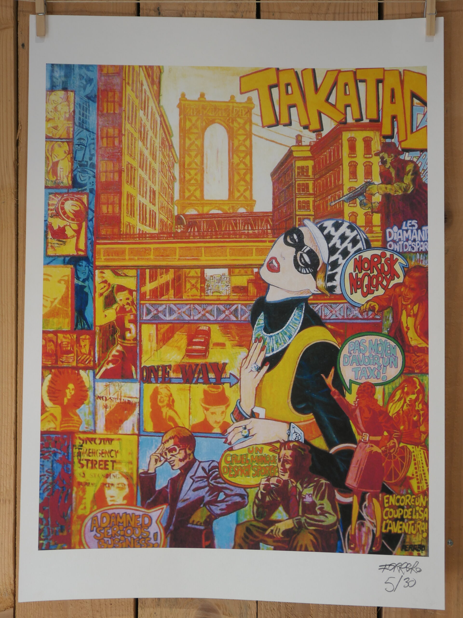 Un collage pop art éclatant tiré de la lithographie « Takatac » de Marc Ferrero (50 × 70 cm), représentant une femme élégante portant des lunettes de soleil et un chapeau, entourée d'immeubles urbains, de panneaux de signalisation tels que « ONE WAY », de textes inspirés de la bande dessinée comme « TAKATA » et de diverses expressions en français, le tout rendu dans des couleurs vives et audacieuses.