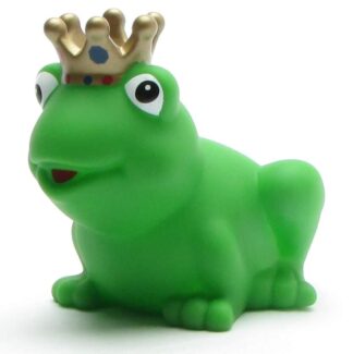 Une grenouille en peluche verte, coiffée d'une couronne dorée parsemée de pois colorés, est assise sur un fond blanc, le regard légèrement tourné vers la gauche.