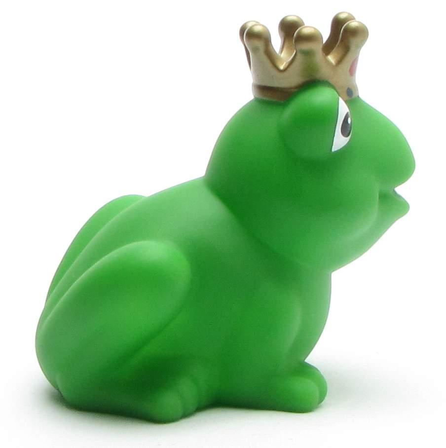 Une grenouille verte en peluche portant une couronne dorée, tournée vers la droite, aux grands yeux et au corps lisse et arrondi.