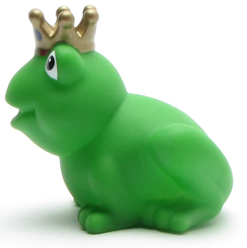 Une grenouille en peluche verte portant une couronne dorée parsemée de pois colorés, tournée vers la gauche, sur fond blanc.