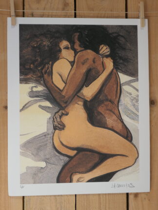 Une lithographie intitulée « Enlacé dans un lit » de Jean-François Charles, mesurant 40 × 50 cm, représentant deux personnages nus s'étreignant tendrement sur un lit, dans des tons neutres et bruns, accrochée à un mur en bois.