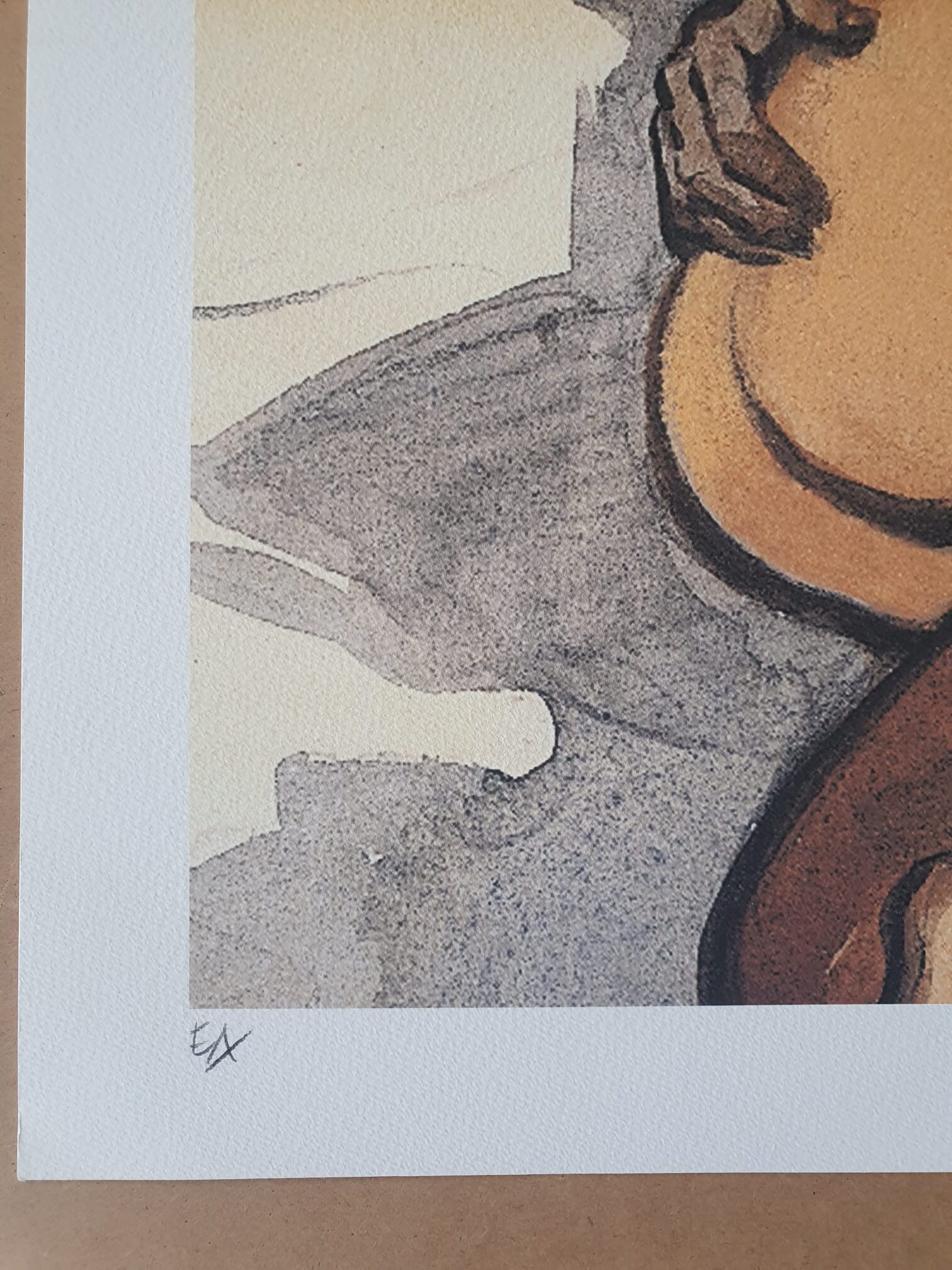 Un gros plan sur un coin de l’œuvre « Lithographie Jean-François Charles – Enlacé dans un lit – 40 × 50 cm » révèle une zone abstraite et texturée aux couleurs sobres, avec une signature « ex » en bas à gauche sur du papier blanc.