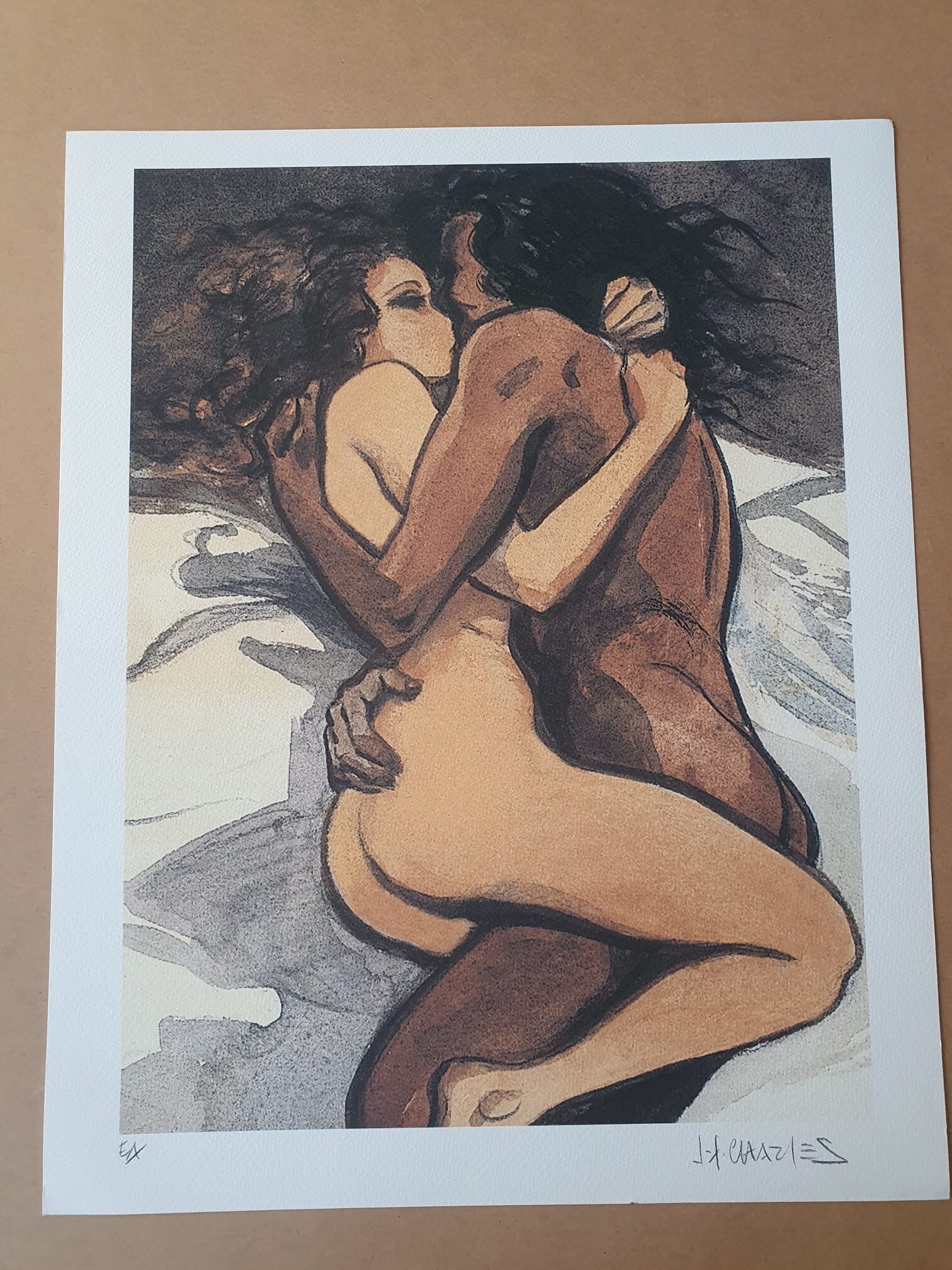 L'œuvre « Lithographie Jean-François Charles – Enlacé dans un lit – 40 × 50 cm » représente deux personnages nus enlacés intimement sur un lit, leurs corps entrelacés. Réalisée dans des tons chauds et naturels, avec des lignes et des ombres expressives, cette œuvre traduit à merveille la proximité et l'affection.