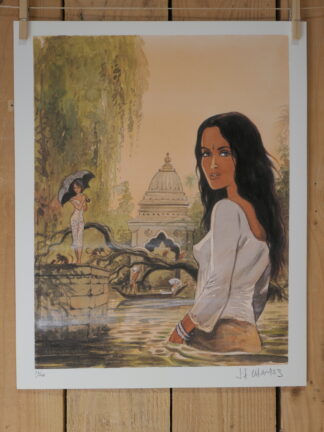 La « Lithographie Jean-François Charles – Femme bassin – 40 × 50 cm » représente une femme aux cheveux foncés, vêtue d’un haut blanc à épaules dénudées, debout dans l’eau, tandis qu’une autre femme, munie d’un parapluie, se tient sur un rebord en pierre. À l’arrière-plan, on aperçoit un bâtiment surmonté d’un dôme et des arbres, ainsi que la signature de l’artiste.