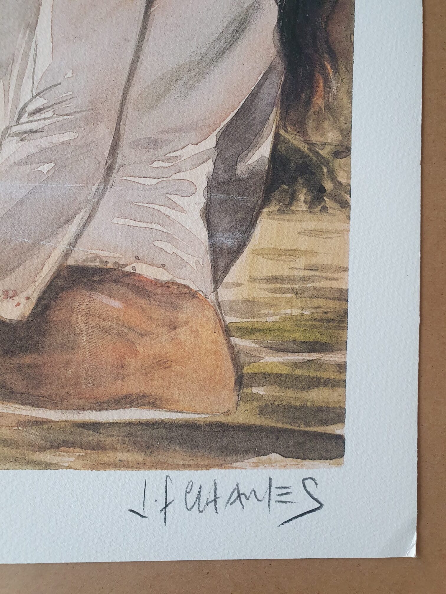 Un gros plan sur le coin inférieur de l’œuvre « Lithographie Jean-François Charles – Femme bassin – 40 × 50 cm » révèle une partie d’un vêtement blanc, un rocher brun et la signature de l’artiste « J. Chames » sur du papier texturé.