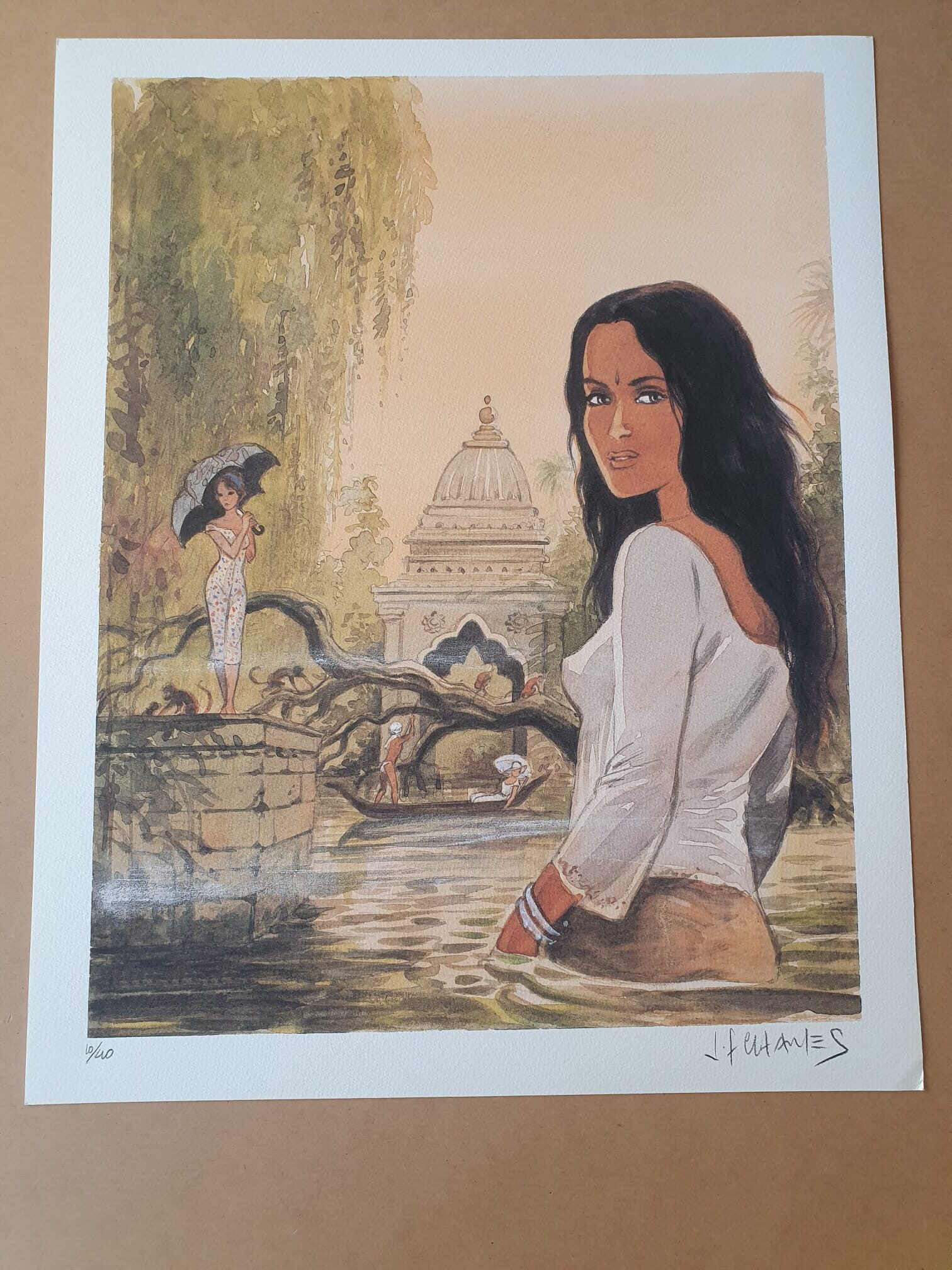 La lithographie « Femme bassin » de Jean-François Charles (40 × 50 cm) représente une femme en vêtements mouillés, debout dans l’eau et jetant un regard en arrière, tandis qu’une autre femme, munie d’un parapluie, se tient sur un pont en pierre derrière elle. Un bateau à proximité, avec deux personnes à bord, flotte doucement, sur fond d’un édifice en forme de dôme et d’un cadre verdoyant et serein.