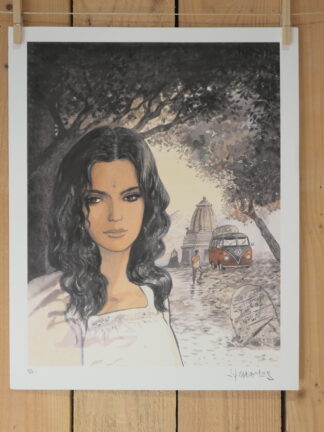 Il s'agit de la « Lithographie Jean-François Charles – Femme et VW – 40 × 50 cm », représentant une femme aux longs cheveux bruns debout devant un chemin bordé d'arbres, un temple et un combi Volkswagen rouge. La scène dégage une atmosphère douce et onirique et porte la signature de l'artiste en bas à droite.